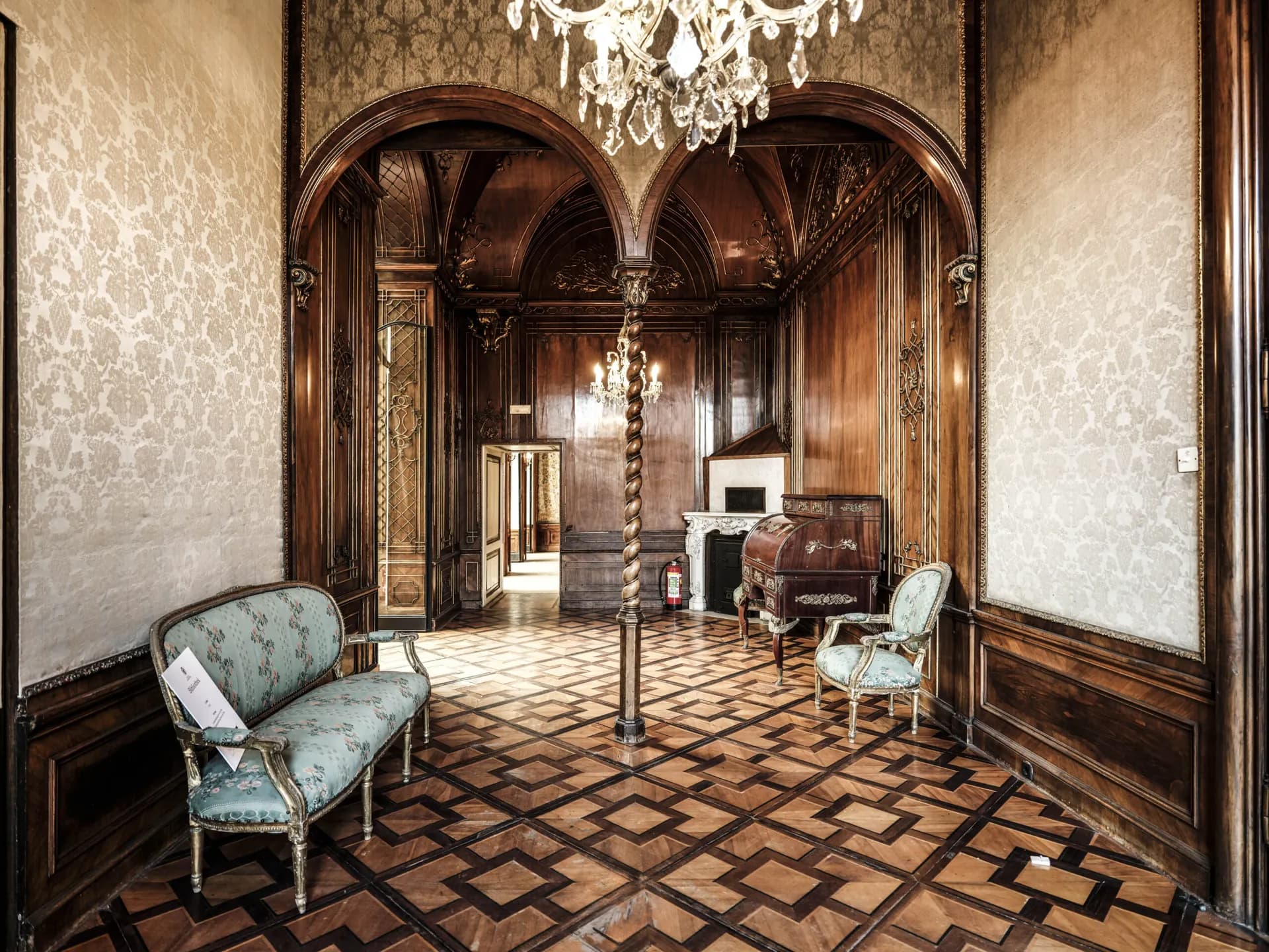 Loggia & Bibliothek