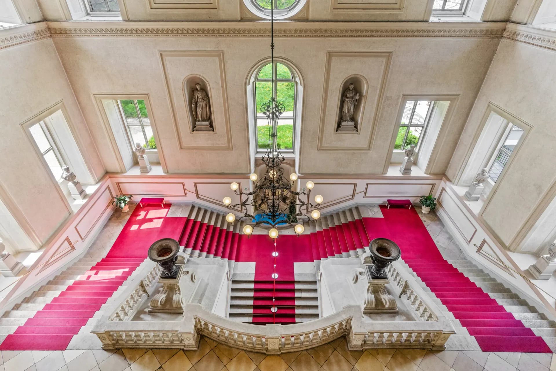 Prunkstiege im Palais Auersperg von oben